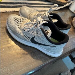 Nike Free RN 2016 White/Black/Pure
Platinum Sneaker Women's 8.5